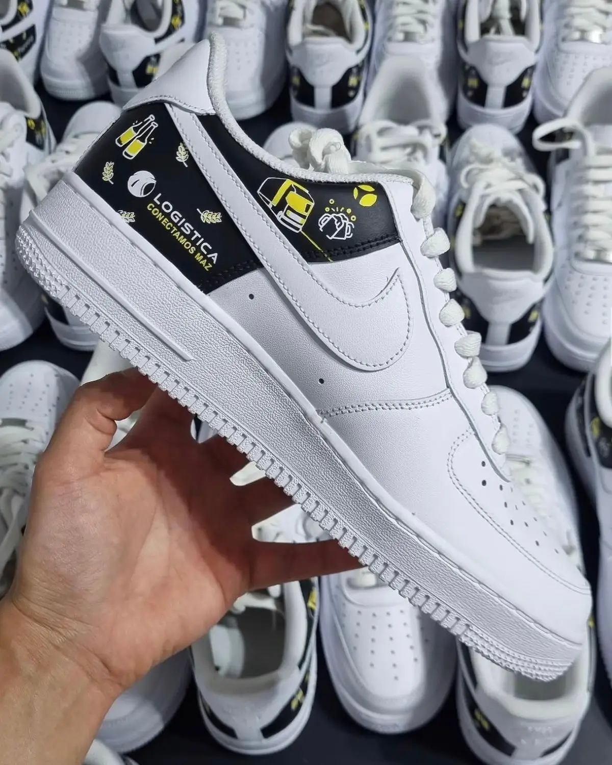 Zapatillas personalizadas pintadas a mano por DePeru Custom en Lima, Perú