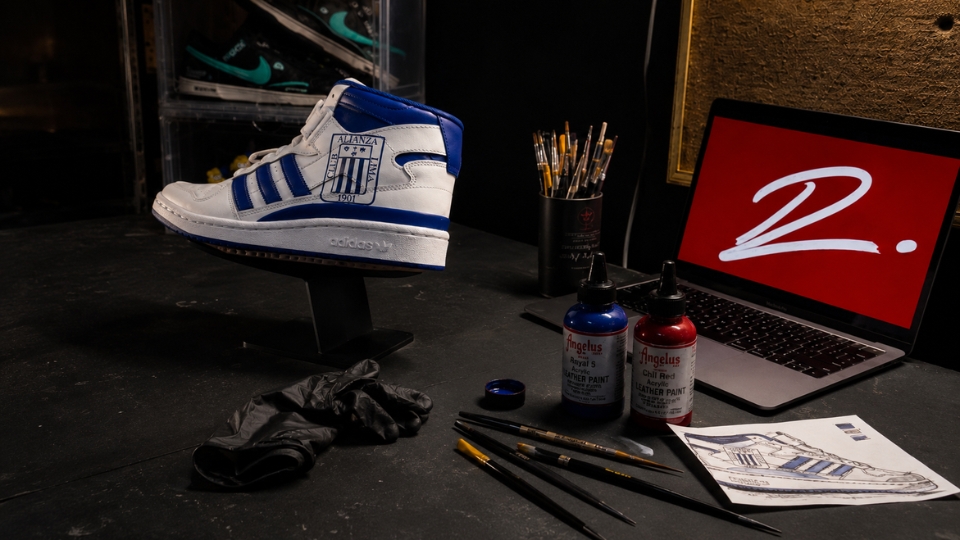 Taller privado de DePeru Custom en Lima donde personalizamos zapatillas a mano con pintura Angelus