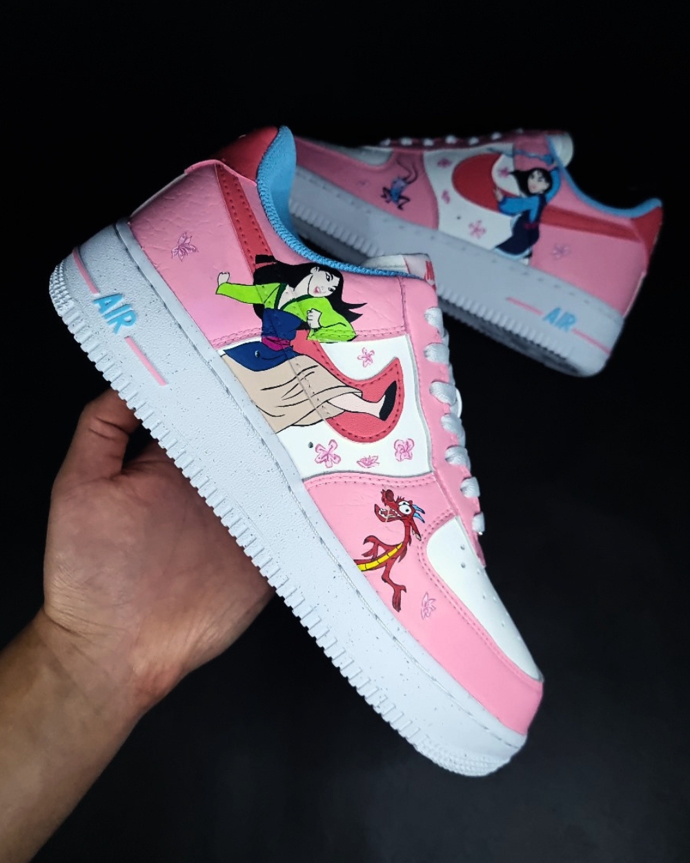 Zapatillas personalizadas con diseño único pintadas a mano para clientes particulares en Lima