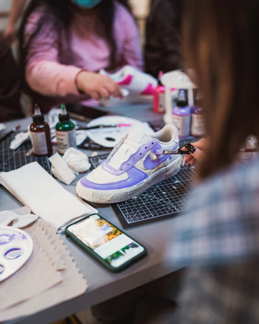 Taller presencial de customización de zapatillas en Lima, aprende a personalizar tus propios pares